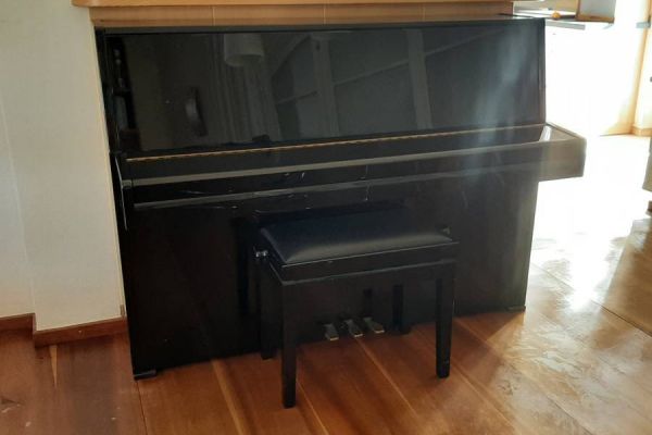 Artman Klavier  in sehr gutem Zustand zu verkaufen. Schwarz Lackiert.