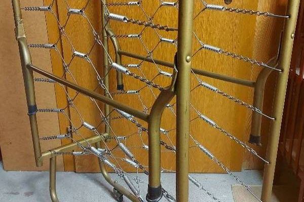 Notbett aus Metall, zusammenklappbar