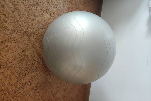 Grauer Gymnastikball/Sitzball
