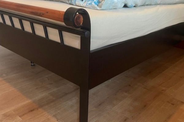 Bett und Nachtkästchen