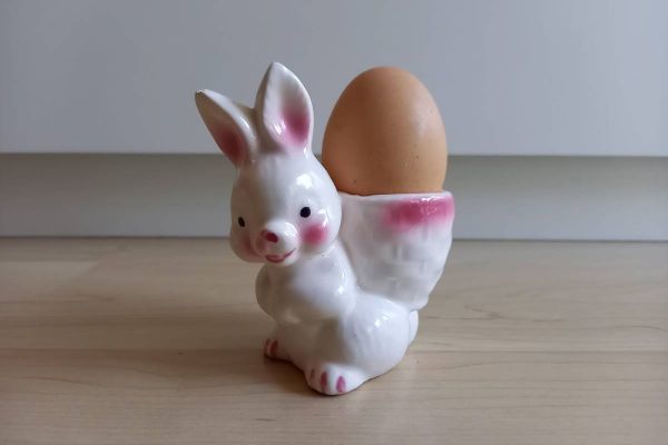 OSTERN - Häschen - Eierbecher aus Keramik
