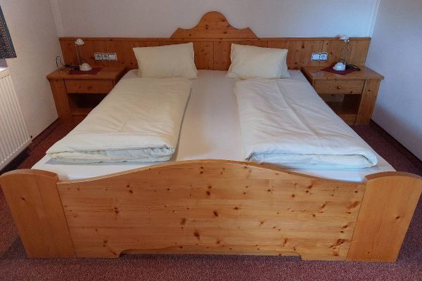 Massivholz Fichte, möglich mit Schrank und Einzelbett