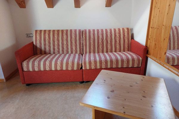 ausziehbare Schlafcouch und Wohnzimmermöbel