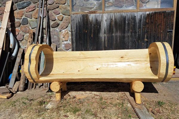 Sitzbank aus Holz, angefertigt aus einem Baumstamm