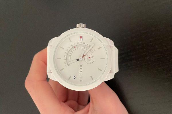 Verkauf einer neuen Tommy Hilfiger Uhr in elegantem weiß