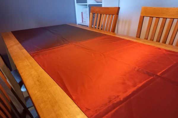 Tischläufer / Tischdecke Seidentaft orange/rot  WIE NEU