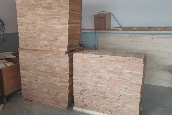 1,7m³ Bretter in Lärche. 0,5m lang. 2,5cm stark. 12 bis. 16cm breit.