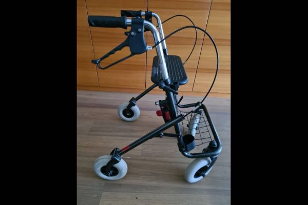 Rollator, gebraucht, in sehr gutem Zustand für 120 Euro zu verkaufen