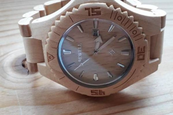 Zu verkaufen eine neue Holz Uhr