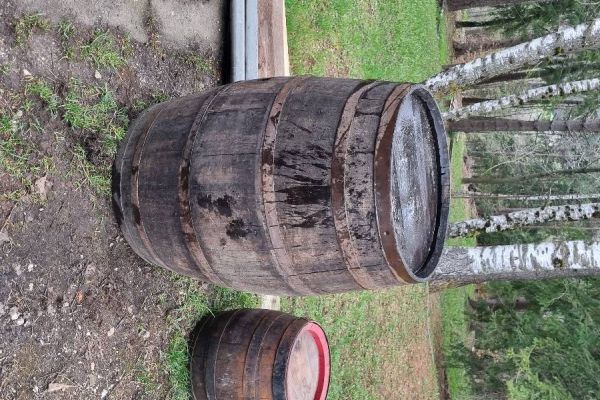 Holzfässer zu verkaufen