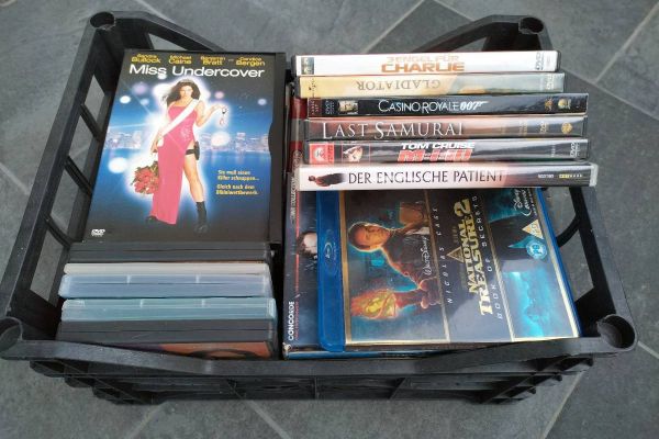 Kiste voll DVDs und Blu-ray