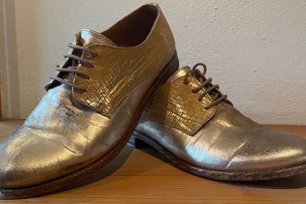 Goldene Lederschuhe