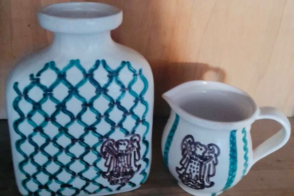 Alte Vase und Krug der Firma „Thun“