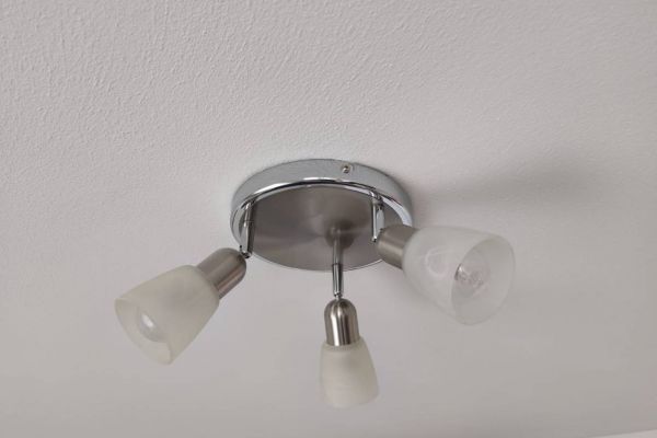 Lampe samt Glühbirnen zu verschenken