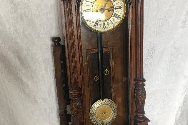Alte Pendeluhr mit Klang