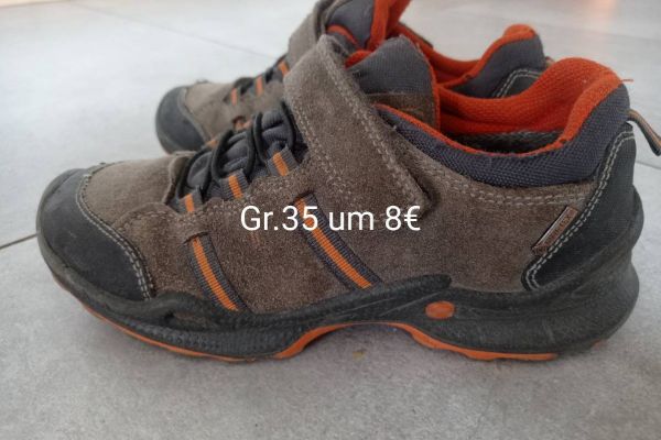 Verschiedene Schuhe für Jungs