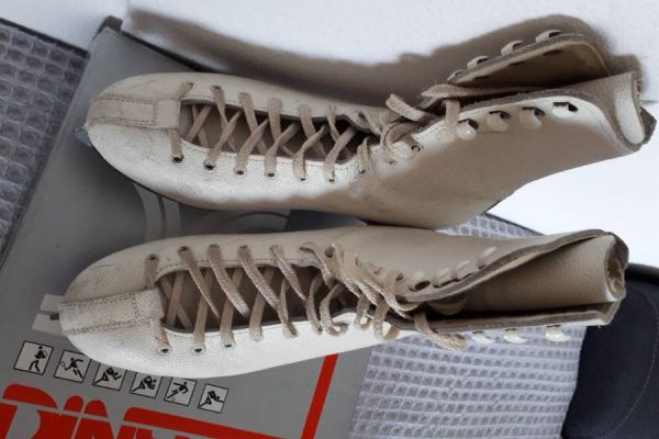 Weiße Lederschlittschuhe günstig abzugeben