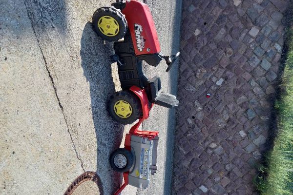 Trettraktor mit Anhänger und Güllefass