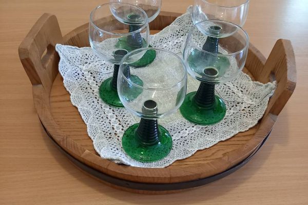 Tablett Modell Weinfass mit Gläser