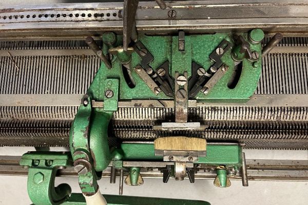 Antike Strickmaschine über 100 Jahre alt
