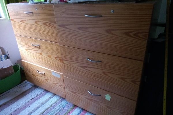 Schrank / Kasten mit 3 grossen Schubladen zu verschenken