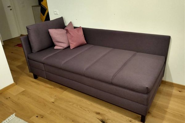 Joka-Couch in charmantem Violet; absolut neuwertig