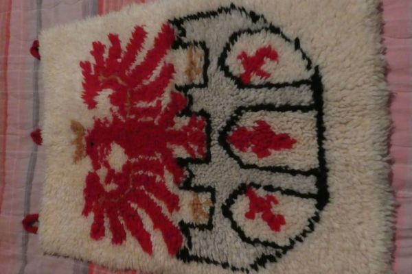 geknüpfter Wandbehang mit Meraner Wappen