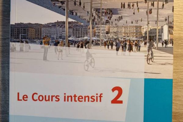 Oberschulbuch und Lehrbuch: Le Cours intensif 2