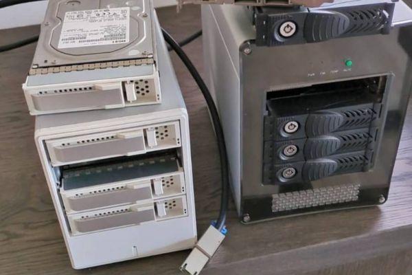 2 externe Desktopgehäuse für SSD und SAS Platten und dazugehörige PCI