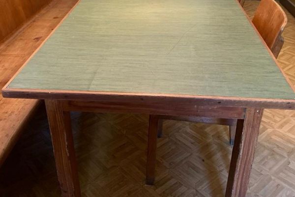 Tisch mit Bank und 4 Stühle