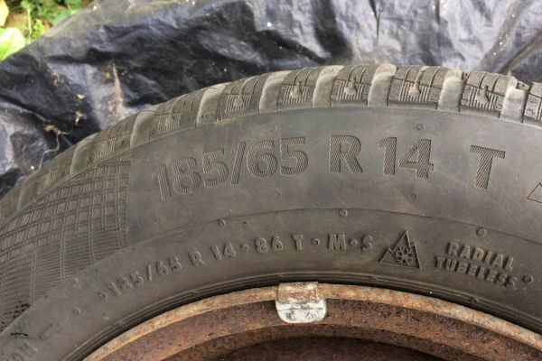 Gebrauchte Winterreifen Continental 185/65 R14T mit Felgen - VW Passat