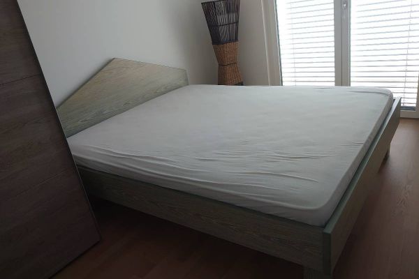 Bett mit Matratze zu verkaufen