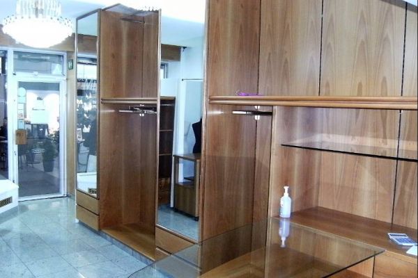 Einrichtung für Bekleidungsgeschäft aus Nussholz massiv