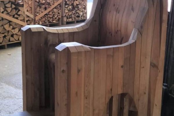 Schöner Holzstuhl für den Garten