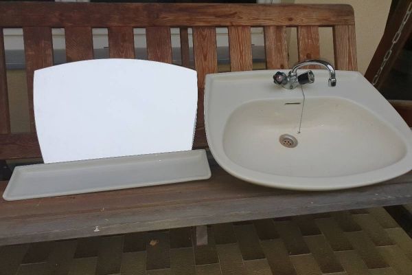 Waschbecken mit Ablage und Spiegel