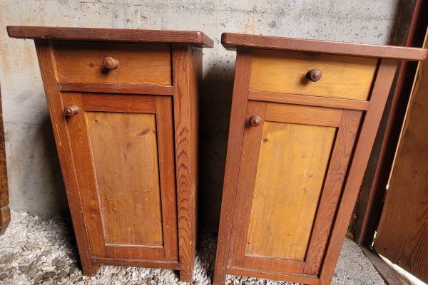 Verkaufe 2 Nachtkästchen aus Holz / Vendo 2 comodini in legno