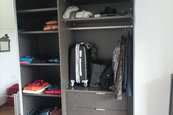 Kleiderschrank (ohne Kleidung) zu verkaufen