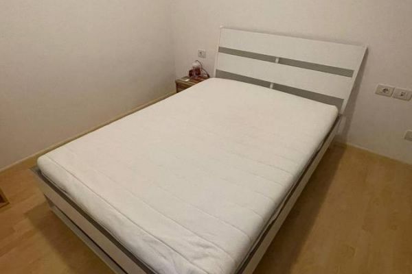 Bett zu verkaufen (1,4m x 2m) an Selbstabholer