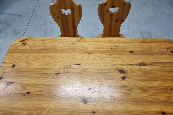 Holztisch mit 2 Stühlen