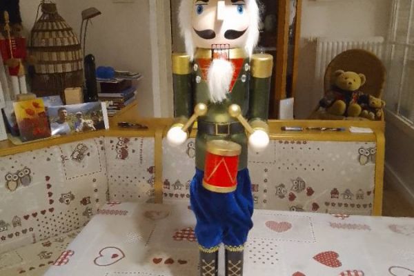 Sehr großer Nussknacker aus bemaltem Holz
