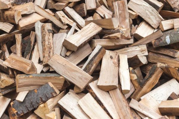 Gespaltenes getrocknetes Brennholz