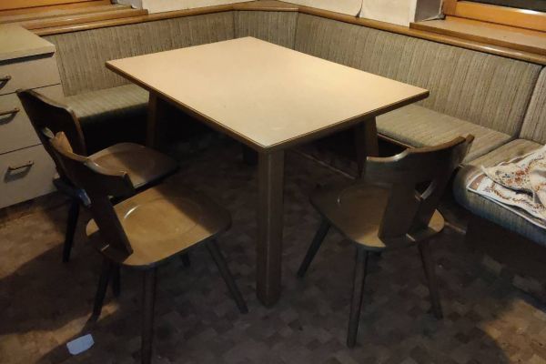Tisch  m- 3 Stühlen
