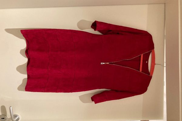 Rotes Kleid Wildlederoptik