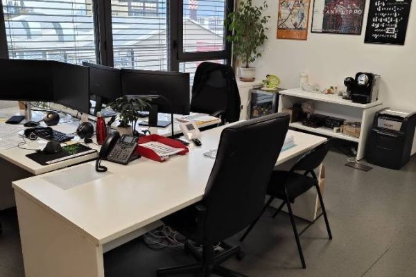 Büro in der Industriezone Bozen komplett eingerichtet zu verkaufen