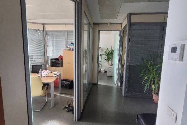 Büro in der Industriezone Bozen komplett eingerichtet zu verkaufen