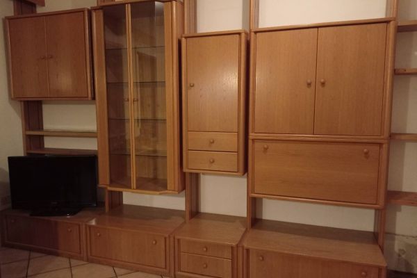 Wohnzimmerschrank