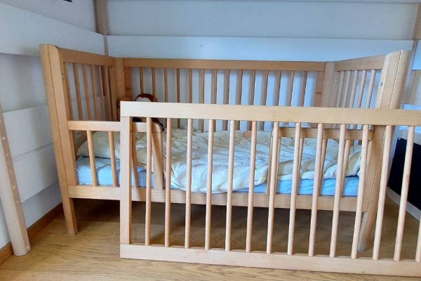 2 in 1 Babybett aus Massivholz