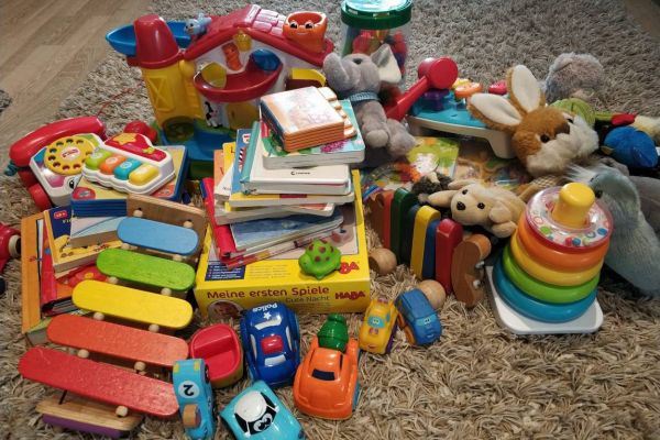 Ein Karton voll Baby-Spielzeug