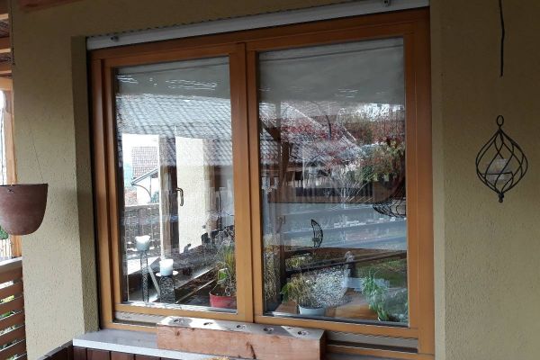 Mehrere Holzfenster und Balkontüren,