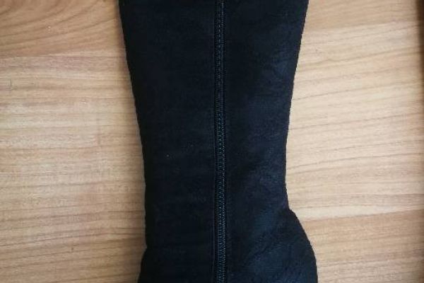 Hohe Stiefel mit Spitzenüberzug